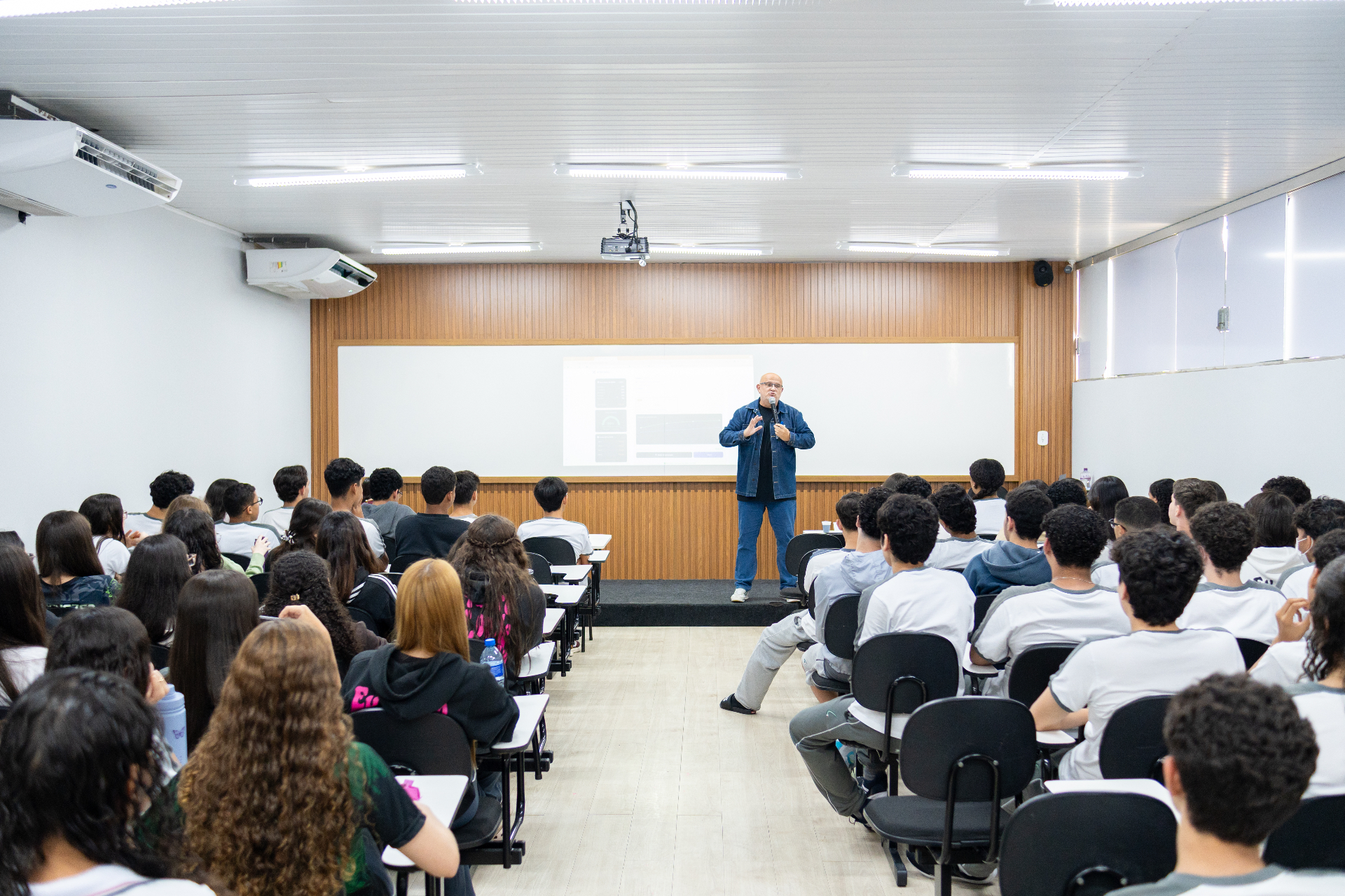 Estudantes se preparando para o ENEM com a Mentoria ENEM